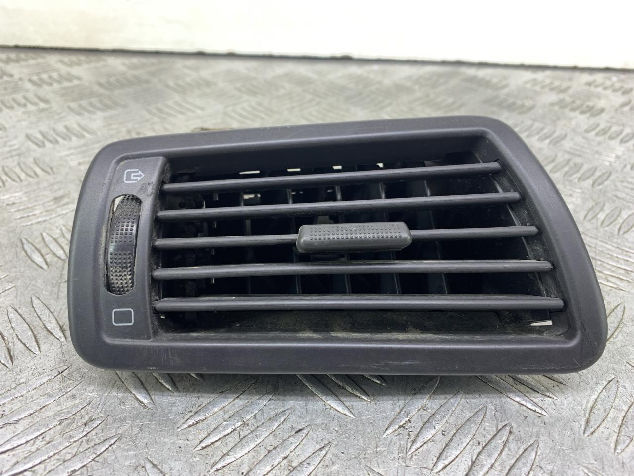 дефлектор обдува салона Fiat Ulysse 2 поколение 2003, 3.0 л., XFW, бензин, АКПП, серебро, минивэн, передний привод, 1484109077, 1491964077 - фото №1