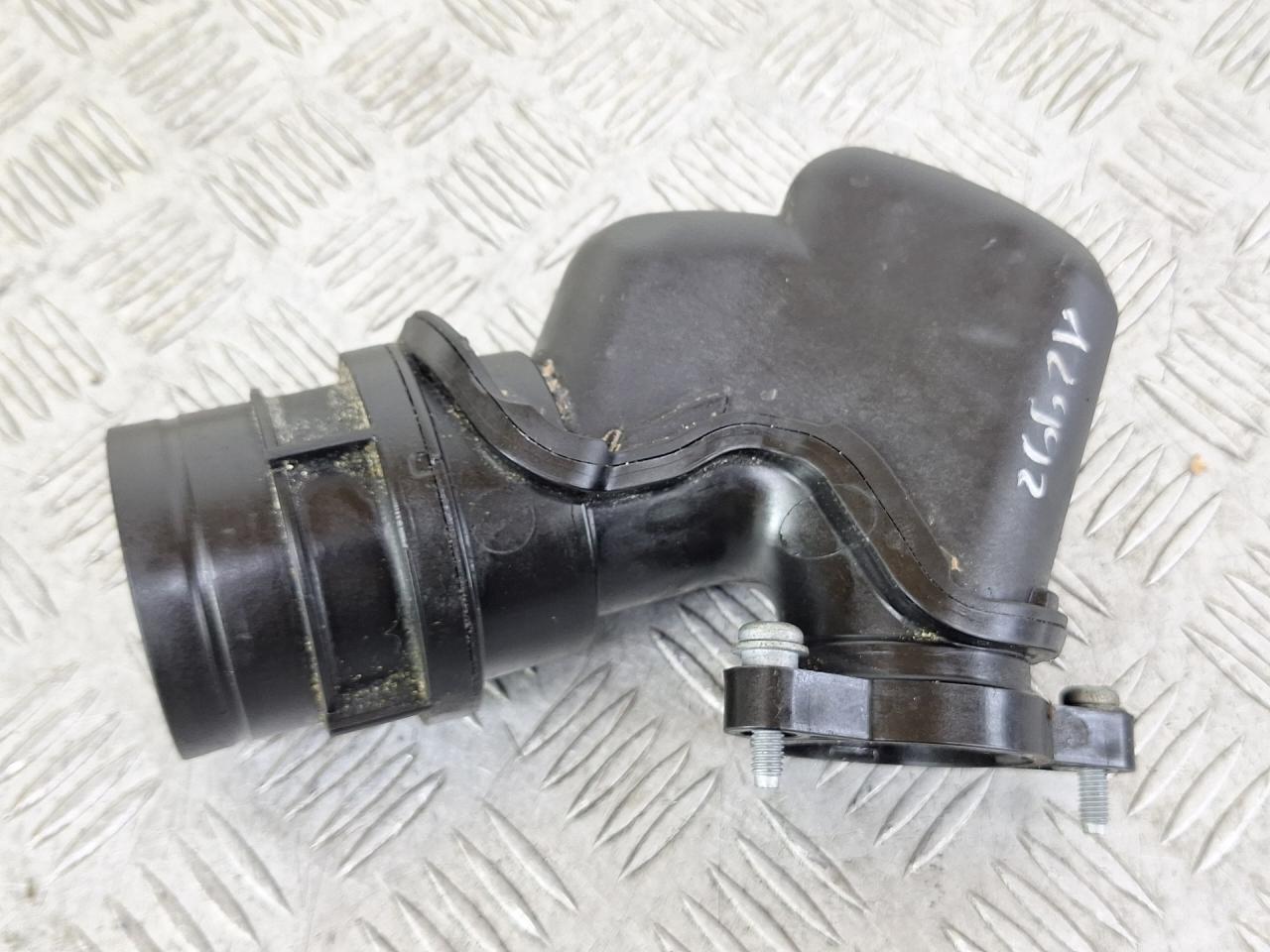 воздуховод турбокомпрессора Skoda Octavia 3 поколение (A7) 2016, 1.4 л., CZDA, бензин, хетчбэк 5 дв., передний привод, 04E129656S - фото №1