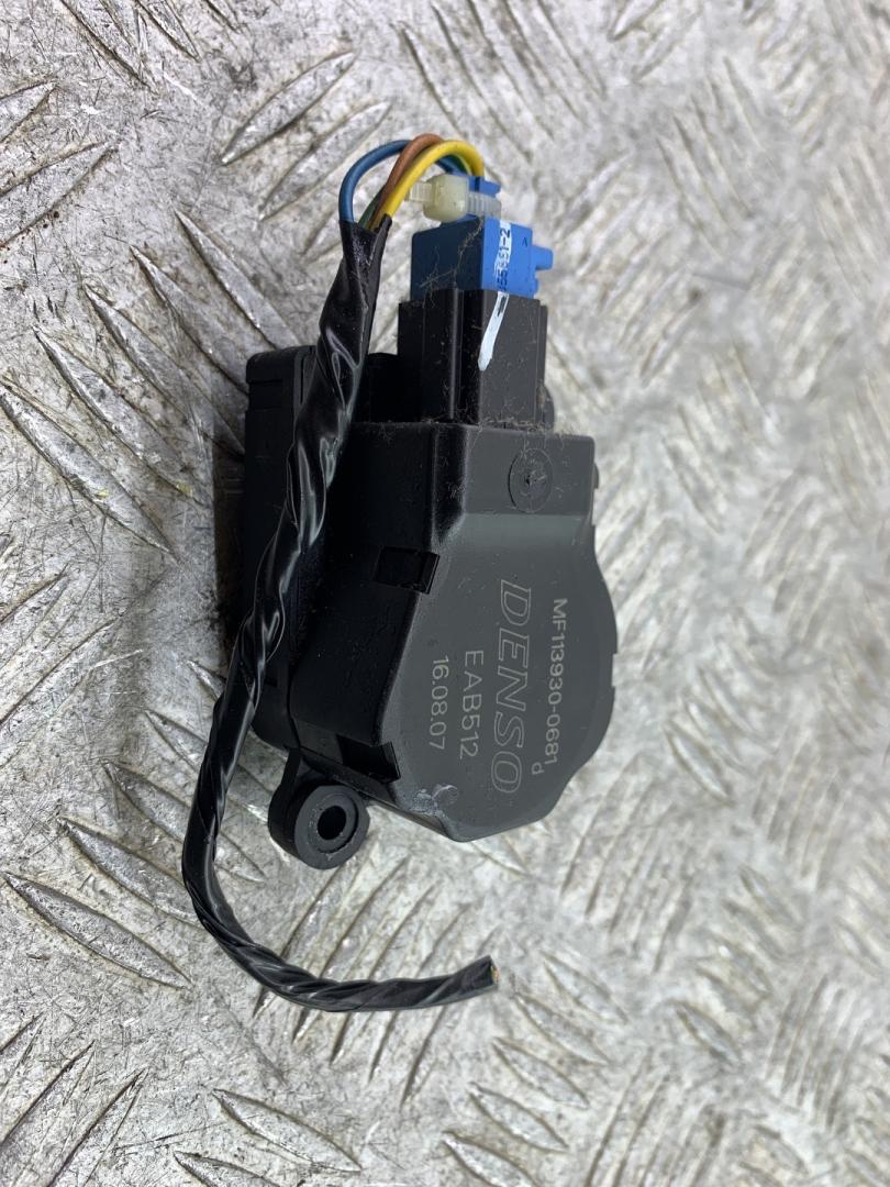 моторчик заслонки печки Land Rover Discovery 3 поколение L319 2007, 2.7 л., 276DT, дизель, АКПП, серый, внедорожник 5 дв., полный привод, MF113930-0681 - фото №1