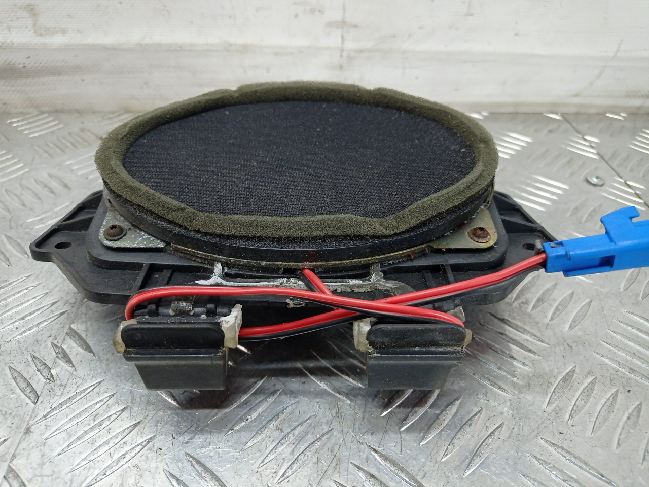 динамик двери Chevrolet Alero 1 поколение 2000, 2.4 л., бензин, АКПП, красный, седан, передний привод, 09377969 - фото №1