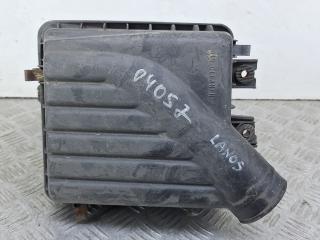 корпус воздушного фильтра Daewoo Lanos T100 1997, 1.5 л., бензин, МКПП, красный, хетчбэк 3 дв., передний привод