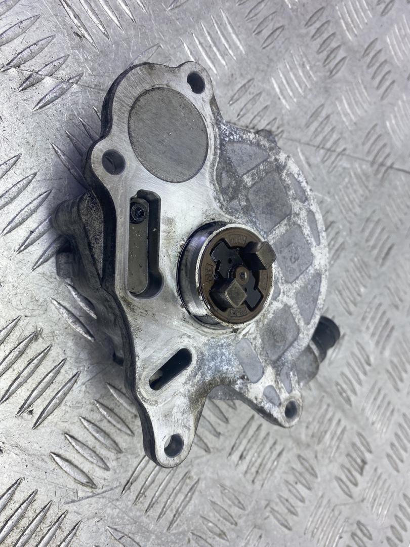 насос вакуумный Skoda Yeti 1 поколение 2013, 2.0 л., CFHF, дизель, 6МКПП, серый, универсал, полный привод, 03L145100 - фото №1