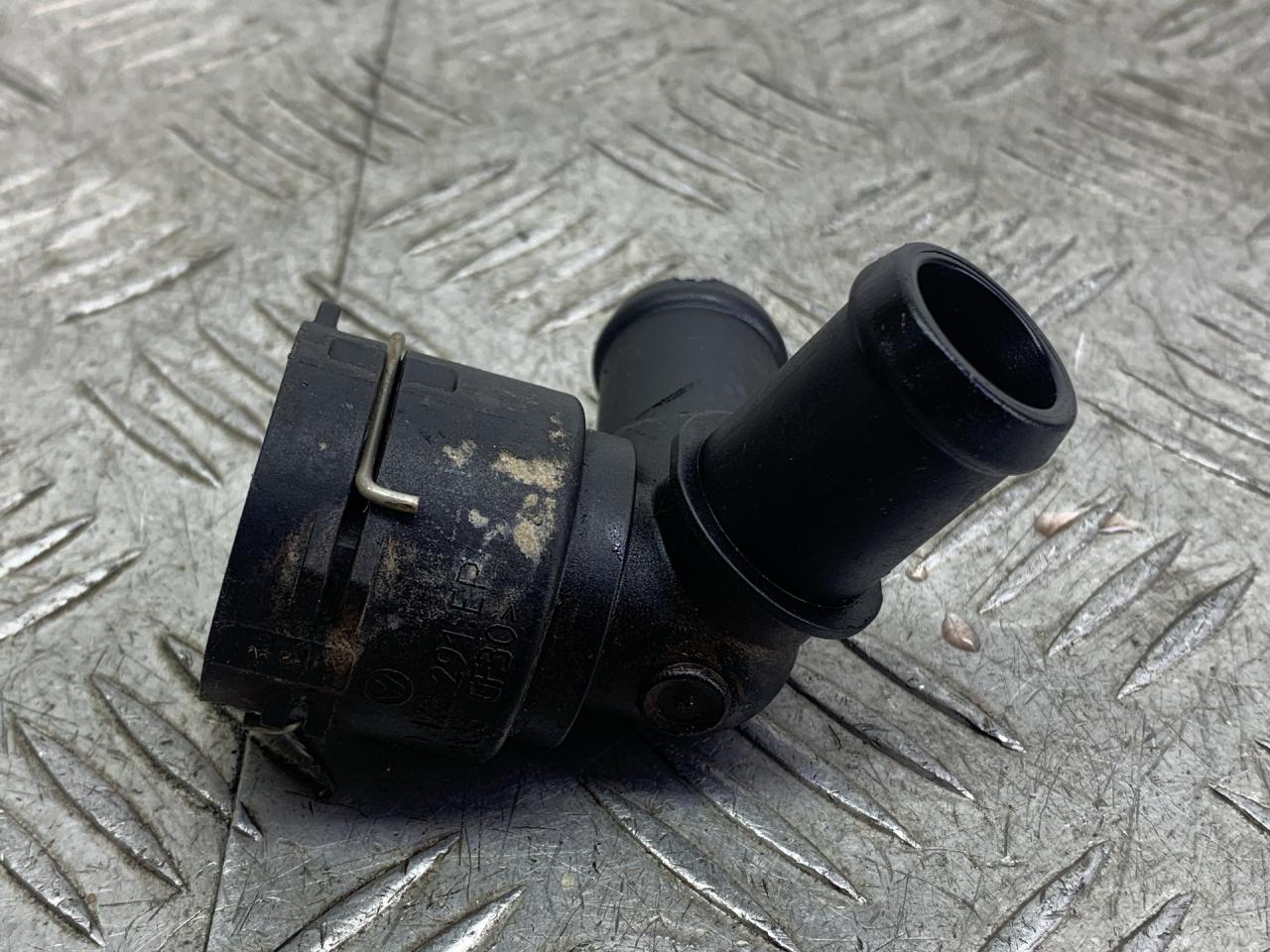 фланец (тройник) системы охлаждения Volkswagen Caddy 5 поколение 2022, бежевый, фургон, передний привод, 5Q0122291EP - фото №1