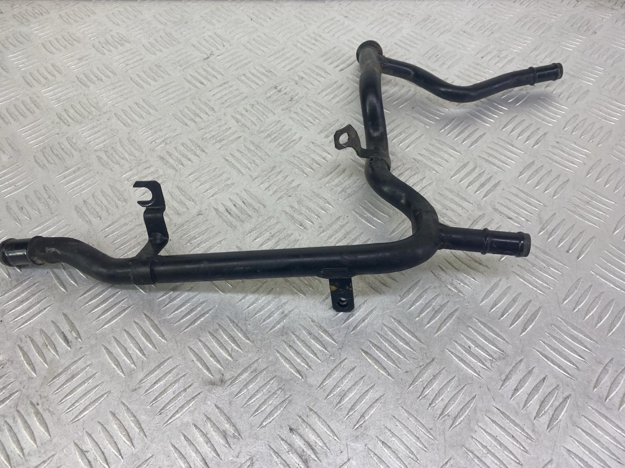 трубка охлаждающей жидкости Volkswagen Passat B6 (2005 - 2010), 2.0 л., дизель, универсал, 03G121065K - фото №1