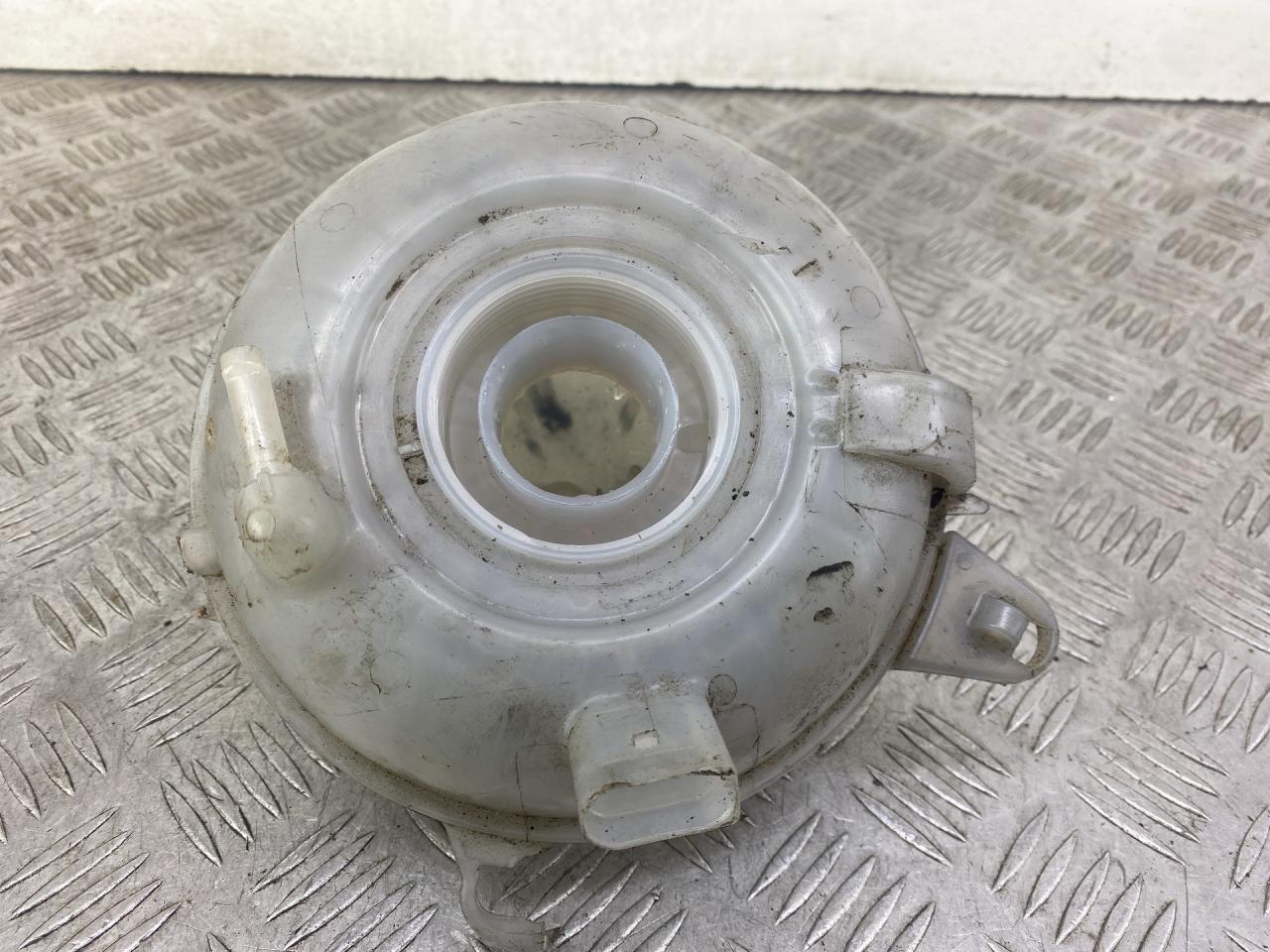 бачок расширительный Skoda Octavia 3 поколение (A7) 2016, 1.4 л., CZDA, бензин, хетчбэк 5 дв., передний привод, 5Q0121407F - фото №1