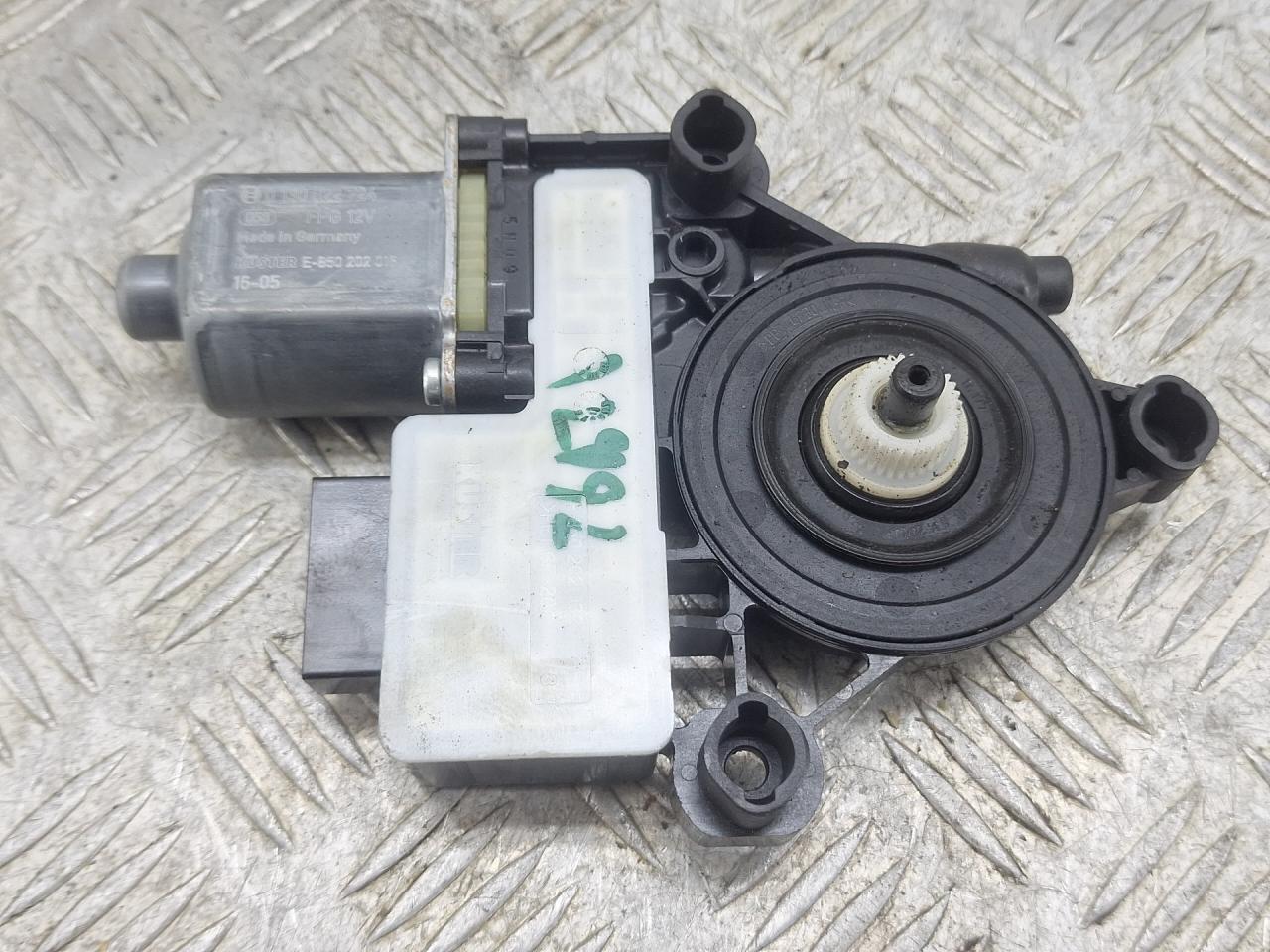 моторчик стеклоподъемника задний правый Skoda Octavia 3 поколение (A7) 2016, 1.4 л., CZDA, бензин, хетчбэк 5 дв., передний привод, 5Q0959812A, 0130822724 - фото №1