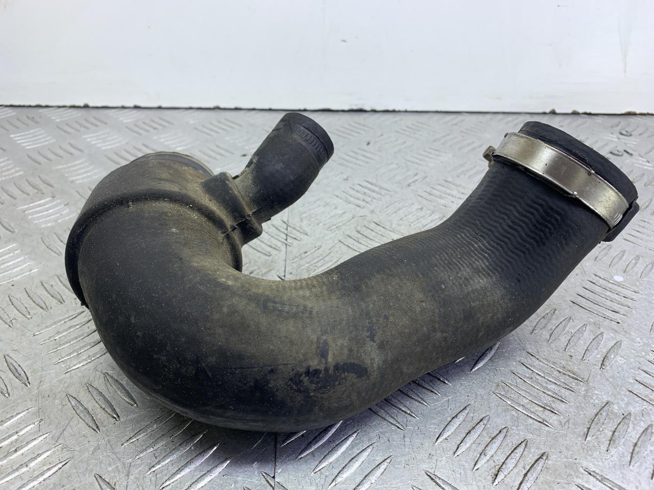 патрубок интеркулера Audi A4 B7 2006, 1.8 л., BFB, бензин, МКПП, универсал, 8E0145832S - фото №1