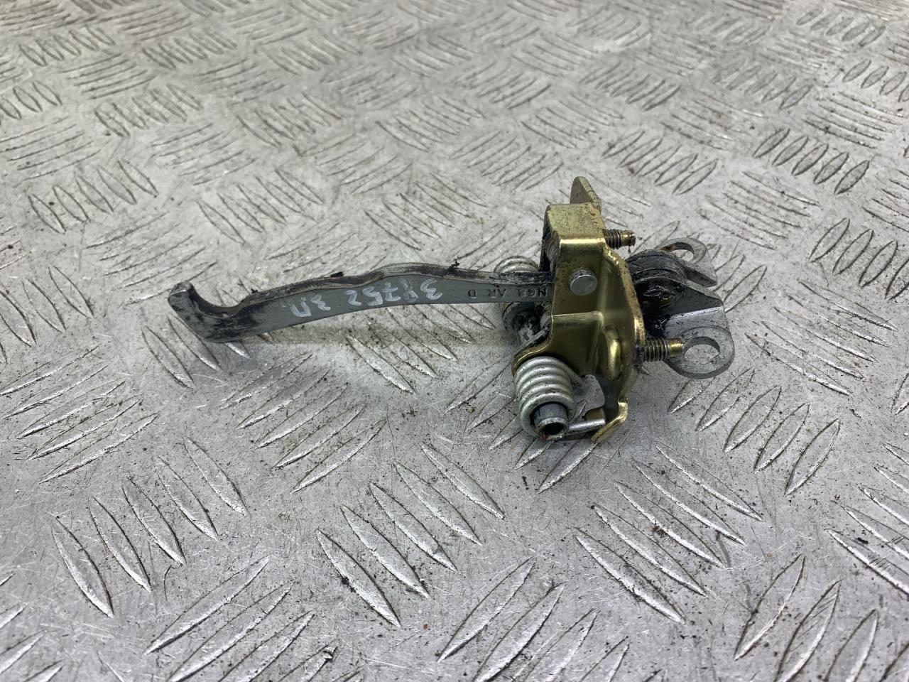 ограничитель открывания двери Citroen Xsara Picasso 1 поколение 2004, 1.8 л., 6FZ (EW7J4), бензин, МКПП, серый, передний привод - фото №1