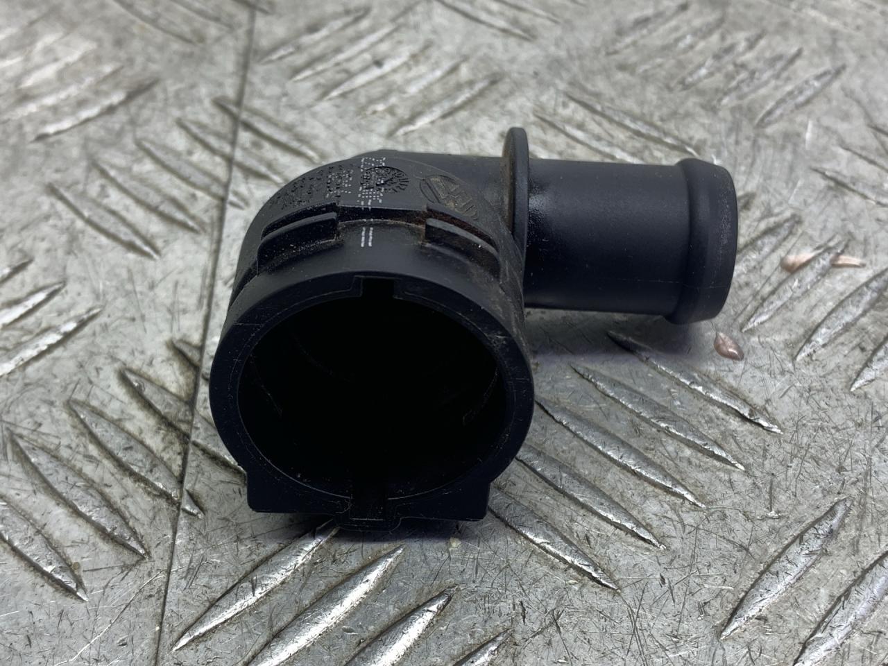 фланец (тройник) системы охлаждения Volkswagen Caddy 5 поколение 2022, бежевый, фургон, передний привод, 1K0122291J - фото №1