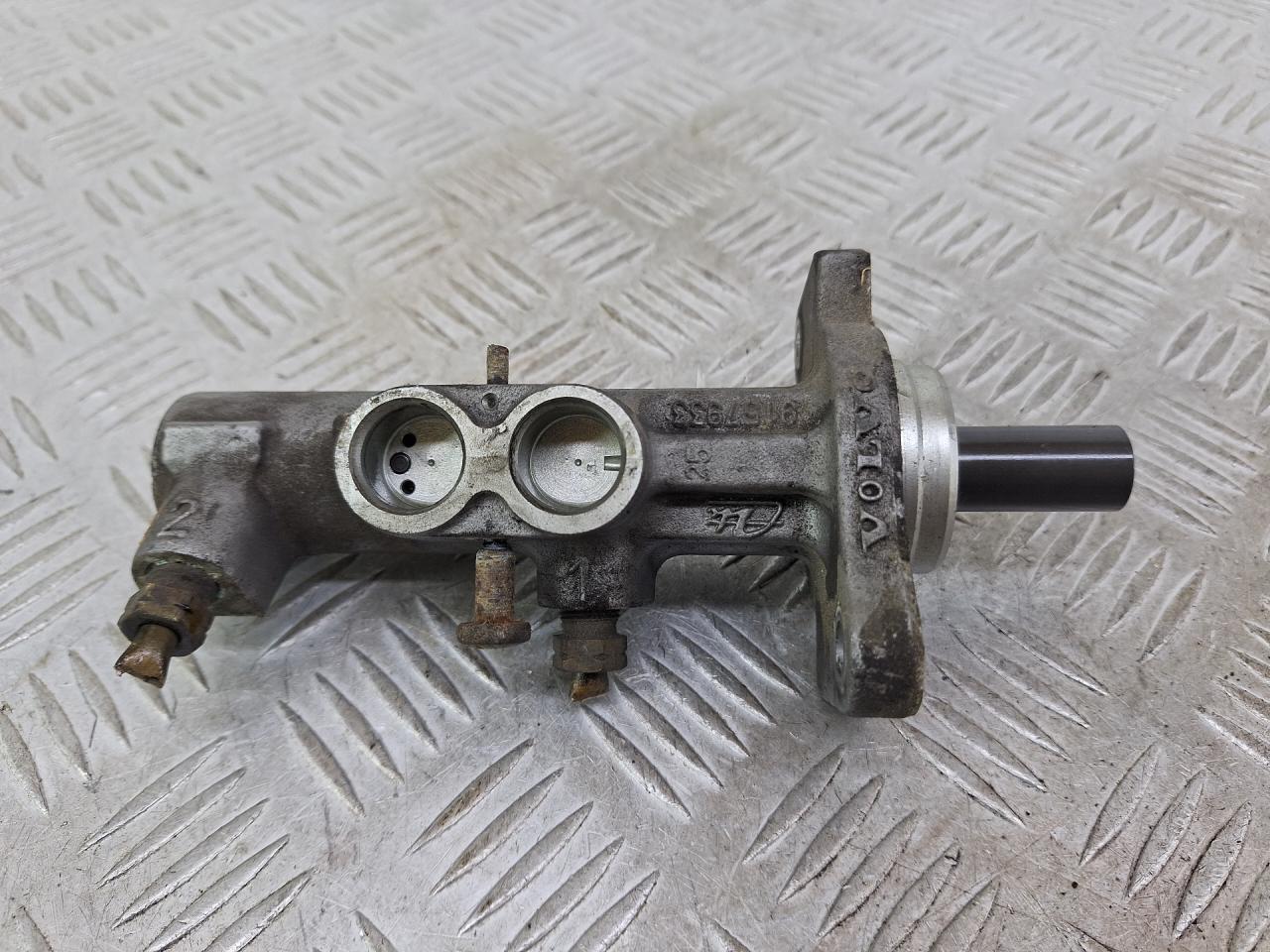 цилиндр тормозной главный Volvo V70 2 поколение 2001, 2.4 л., B 5244 T3, бензин, АКПП, серебро, универсал, полный привод, 9157933 - фото №1