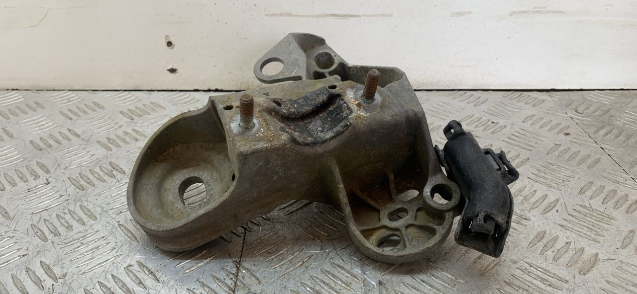 кронштейн двигателя Audi A6 4B/C5 C5 2000, 1.9 л., дизель, 8E0199352D - фото №1
