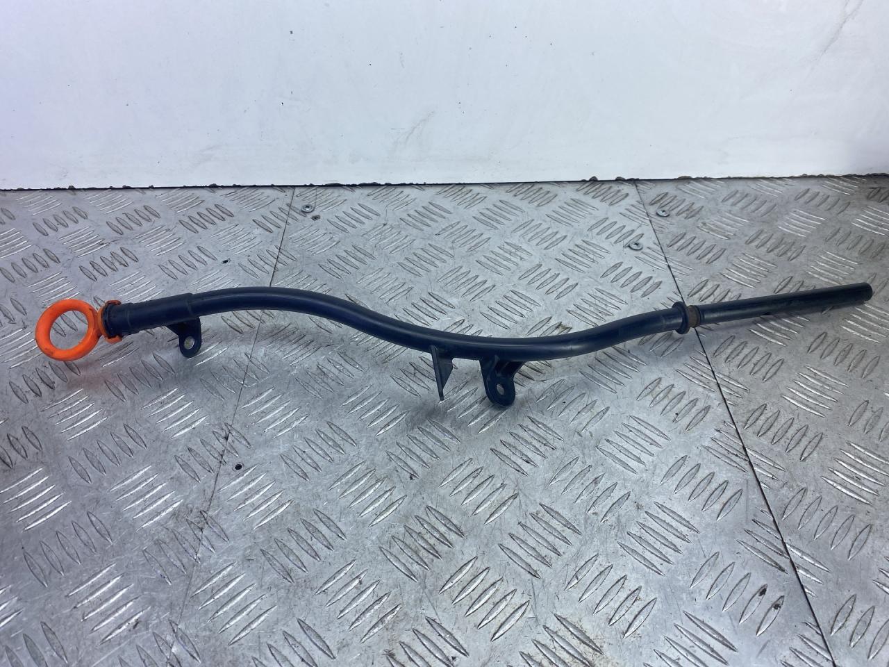 щуп двигателя Skoda Yeti 1 поколение 2013, 2.0 л., CFHF, дизель, 6МКПП, серый, универсал, полный привод, 03L103634H - фото №1