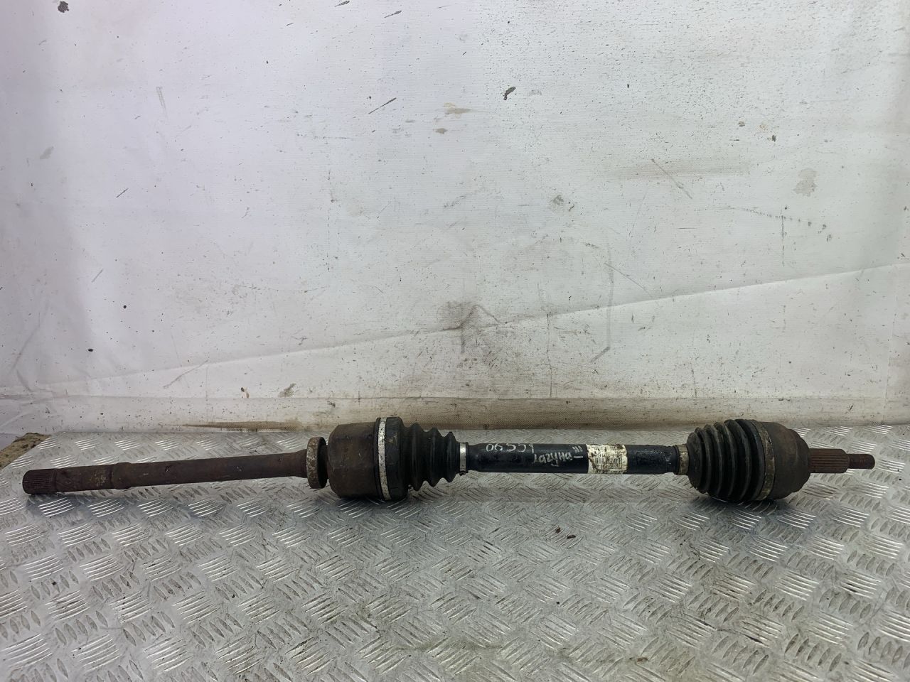 полуось передняя правая (приводной вал, ШРУС) Renault Laguna 3 поколение 2011, 2.0 л., M9R 802, дизель, МКПП, универсал, 8200616169 - фото №1