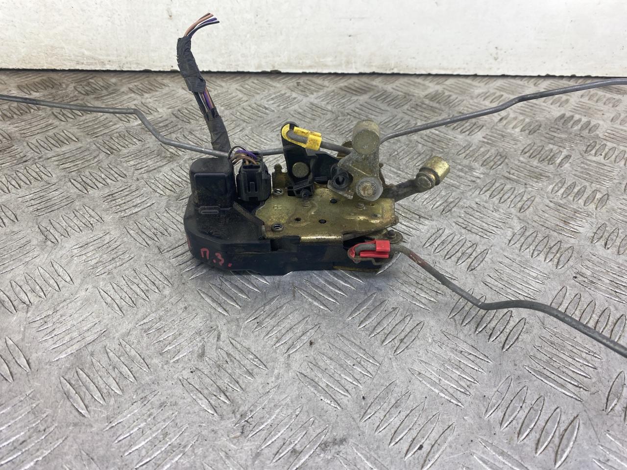 замок двери задней правой Chrysler Voyager 4 поколение 2004, 2.5 л., ENJ, дизель, МКПП, темно-синий, минивэн, передний привод - фото №1