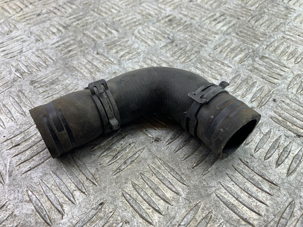 патрубок радиатора Land Rover Discovery 3 поколение L319 2007, 2.7 л., 276DT, дизель, АКПП, серый, внедорожник 5 дв., полный привод - фото №1