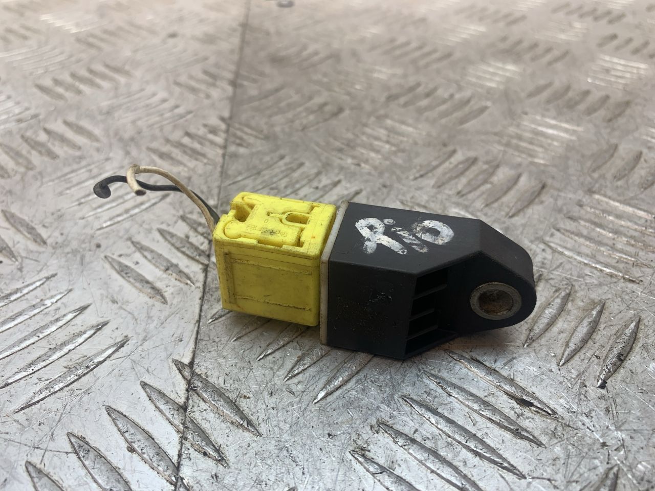 датчик удара Kia Rio 3 поколение (2011 - 2015) - фото №1