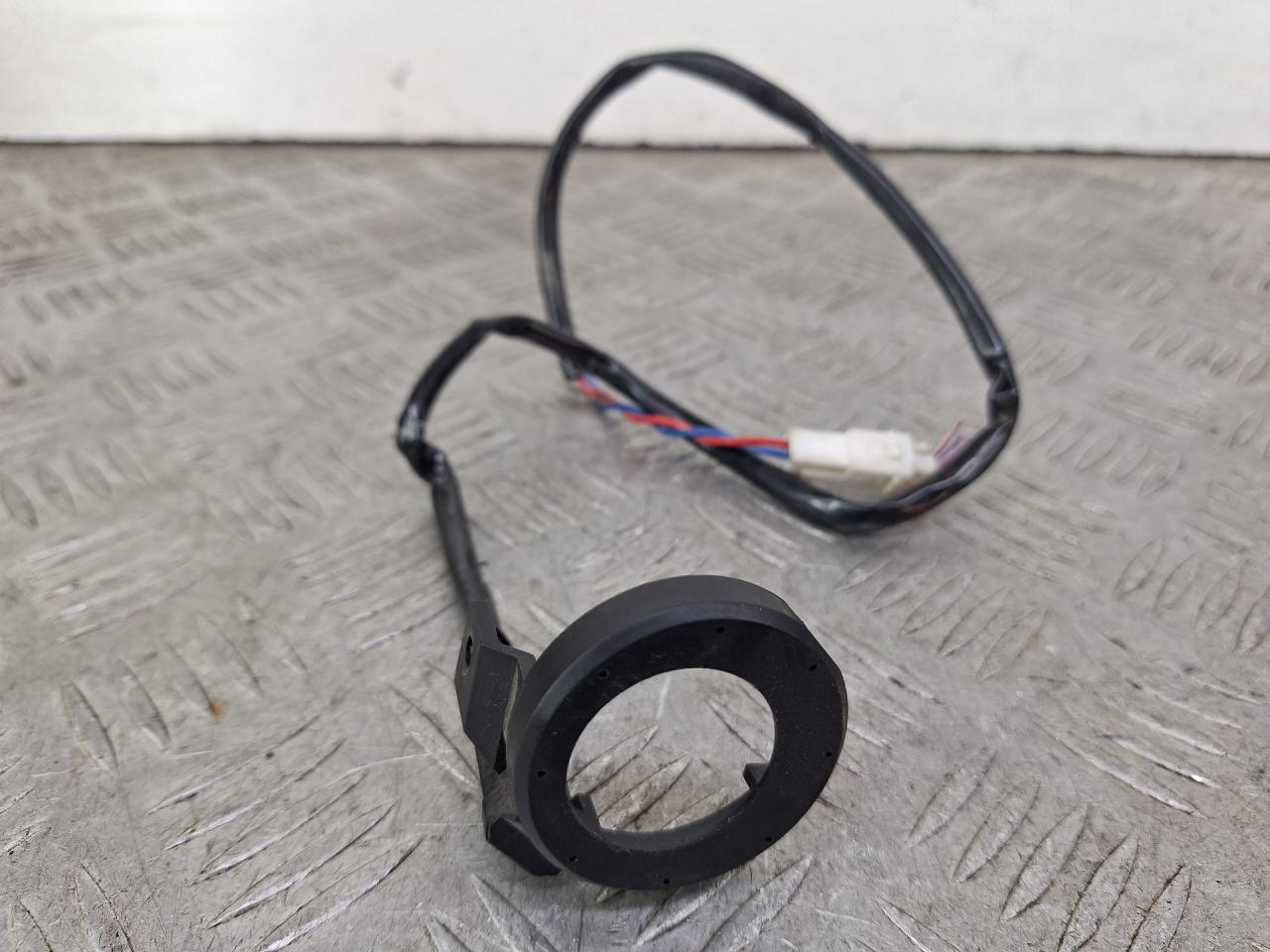 антенна иммобилайзера Suzuki Baleno 1 поколение 1998, 1.6 л., G16B, бензин, МКПП, голубой, универсал, передний привод - фото №1