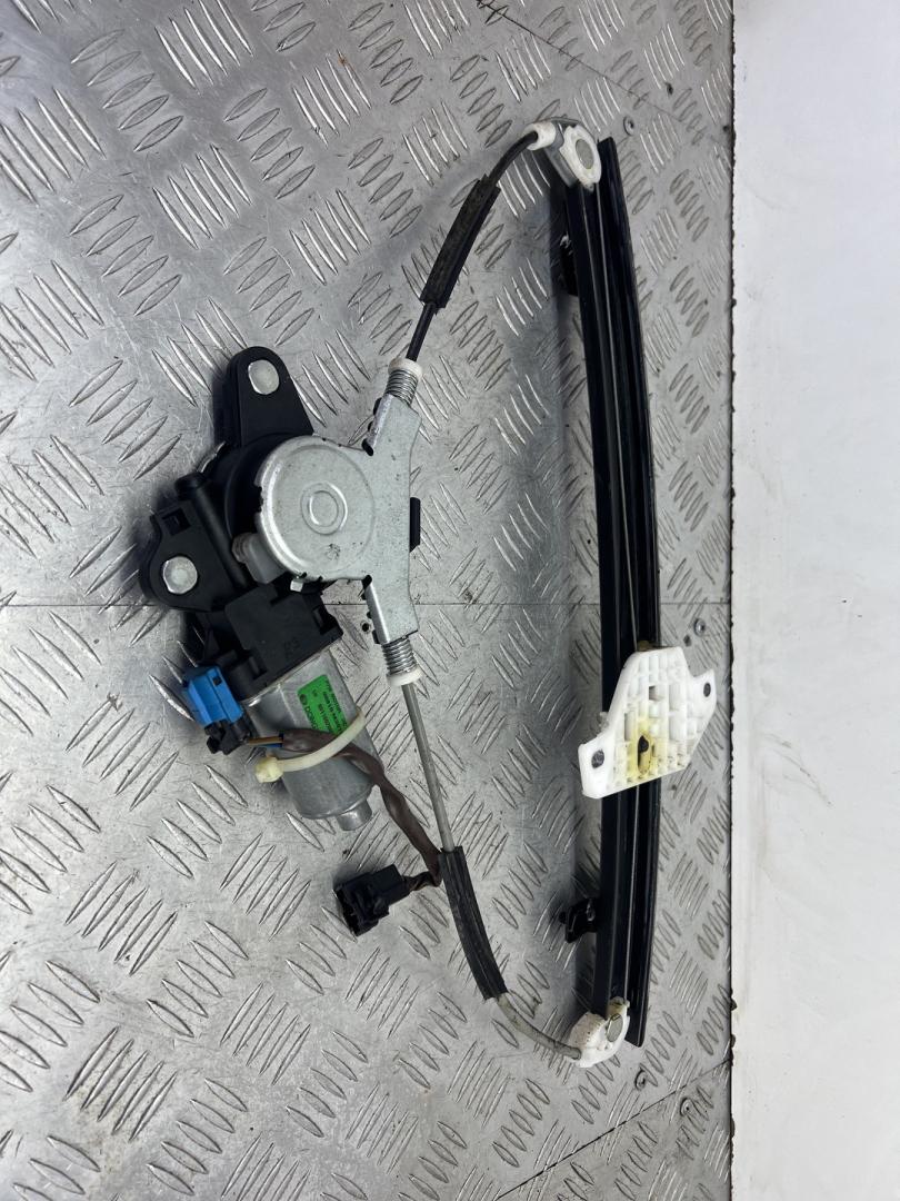 стеклоподъемник передний левый Chevrolet Spark M300 2012, 1.0 л., бензин, МКПП, красный, хетчбэк 5 дв., передний привод, 98810M3010 - фото №1