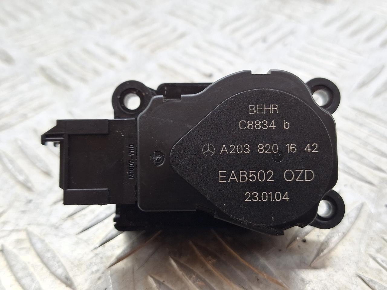 моторчик заслонки печки Mercedes-Benz E-Класс W211/S211 2004, 3.2 л., M 112.954, бензин, АКПП, серебро, универсал, задний привод, A2038201642 - фото №1