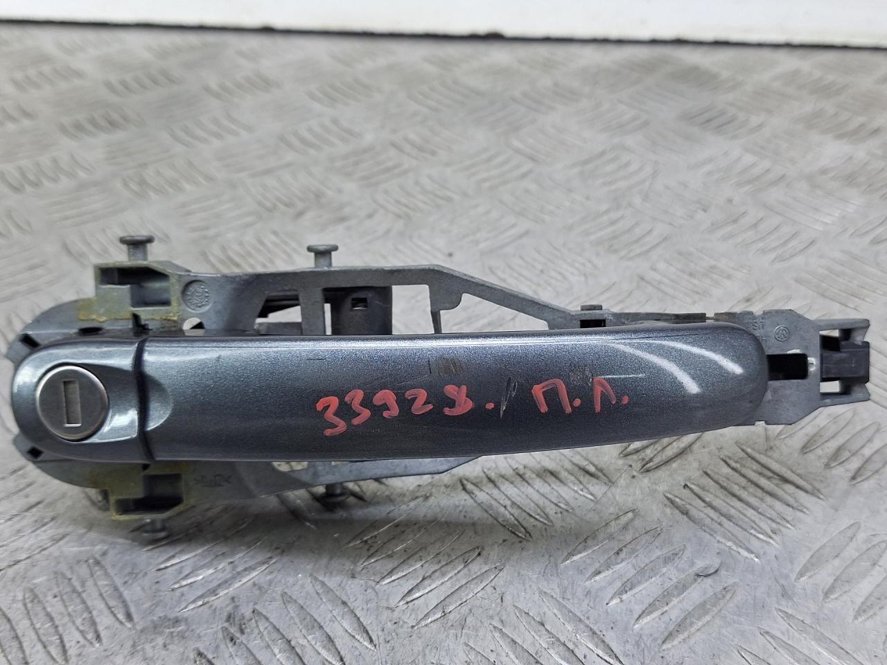 ручка наружная Volkswagen Golf 5 поколение 2007, 1.4 л., CAXA, бензин, 6МКПП, серый, универсал, передний привод - фото №1