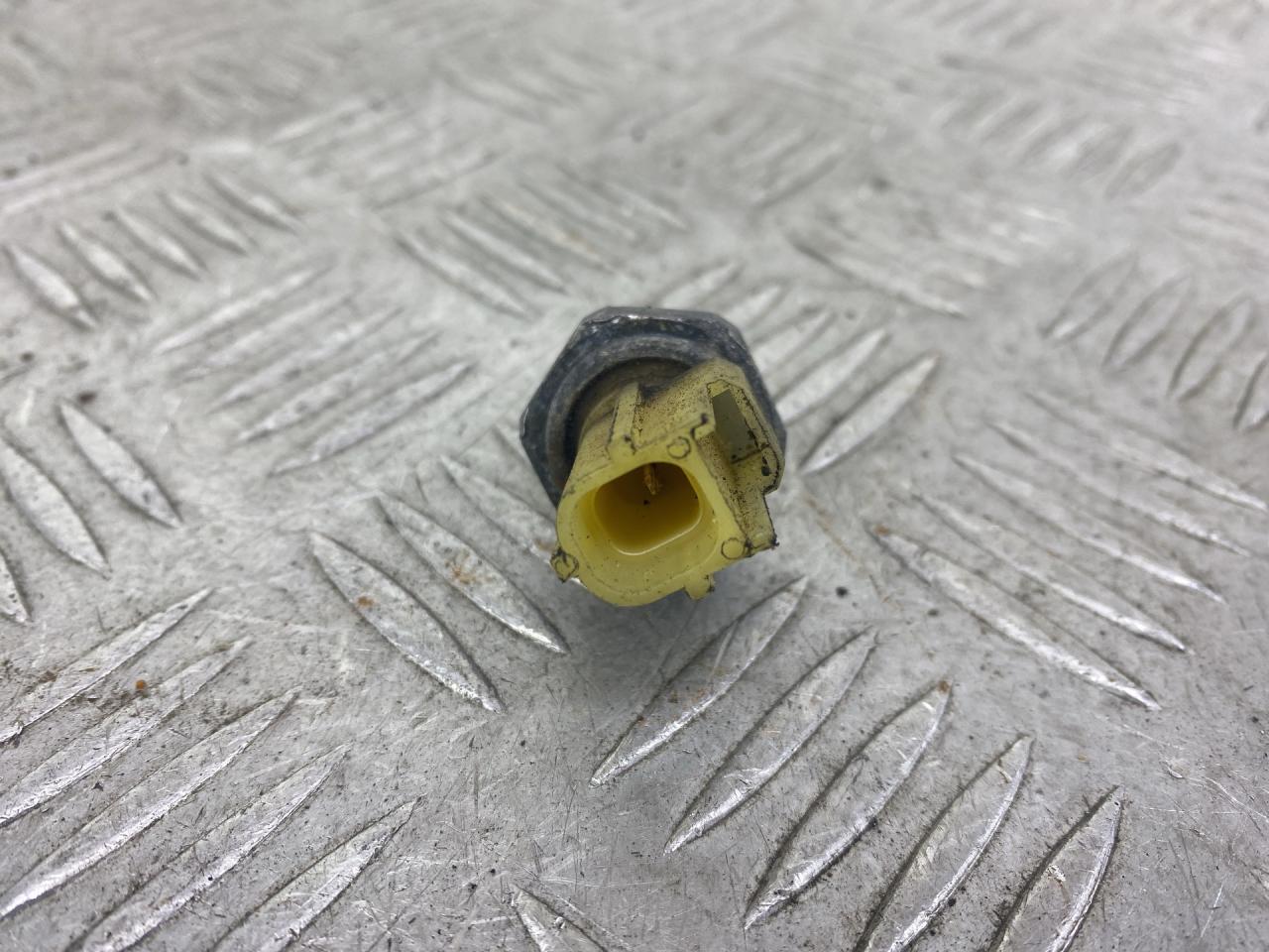 датчик давления масла Ford Fiesta 5 поколение 2003 - фото №1