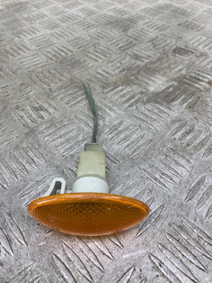 повторитель поворота на крыле Suzuki Alto 7 поколение (2009 - 2014) - фото №1