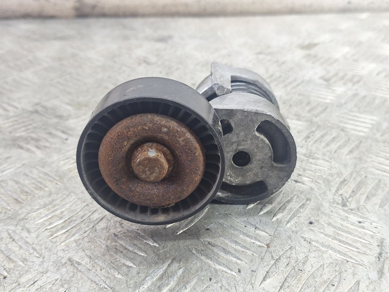 Натяжитель ремня агрегатов BMW 1 серия E81/E82/E87/E88 2006, 1.6 л., N45 B16 A, бензин, МКПП, хетчбэк 5 дв., задний привод - фото №1