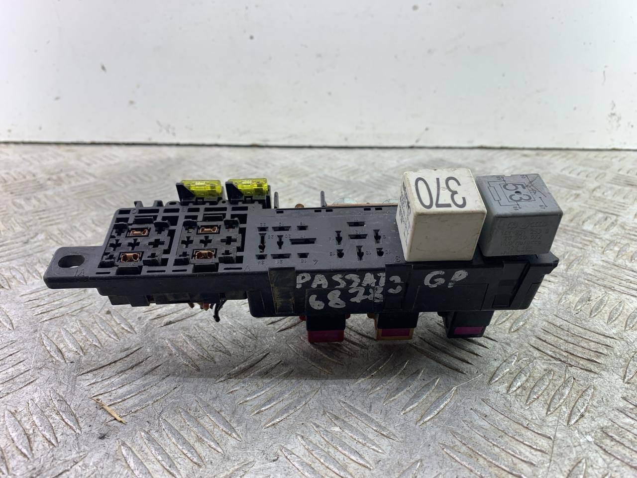 блок реле Volkswagen Passat B5 1999, 8L0941822A - фото №1