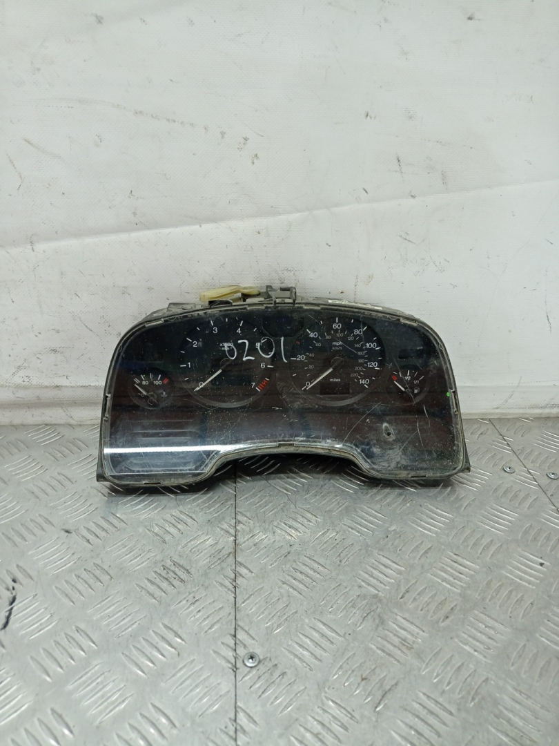 щиток приборов (приборная панель) Opel Zafira 1 поколение (A) 2000, 1.6 л., X 16 XEL, бензин, МКПП, серебро, минивэн, передний привод, правый руль, 09228761 - фото №1