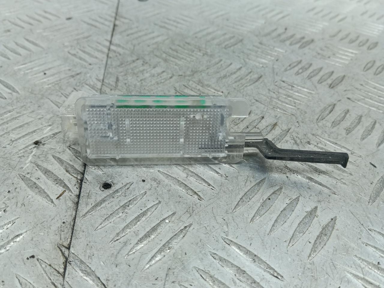 плафон двери Renault Laguna 3 поколение 2011, 2.0 л., M9R 802, дизель, МКПП, универсал, 8200024033 - фото №1