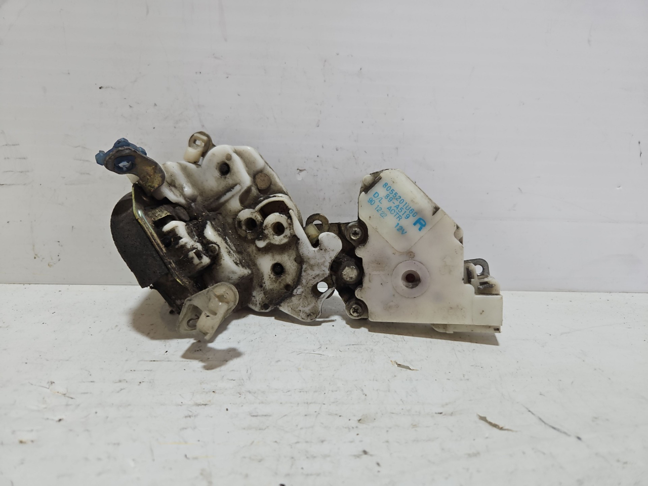 замок двери передней правой Nissan Primera P10 (1990 - 1997), 8055201U60 - фото №1