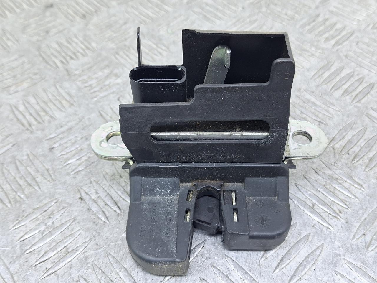 замок багажника Volkswagen Passat B6 2009, 1.4 л., CAXA, бензин, 6МКПП, голубой, универсал, передний привод, 3C9827645A - фото №1