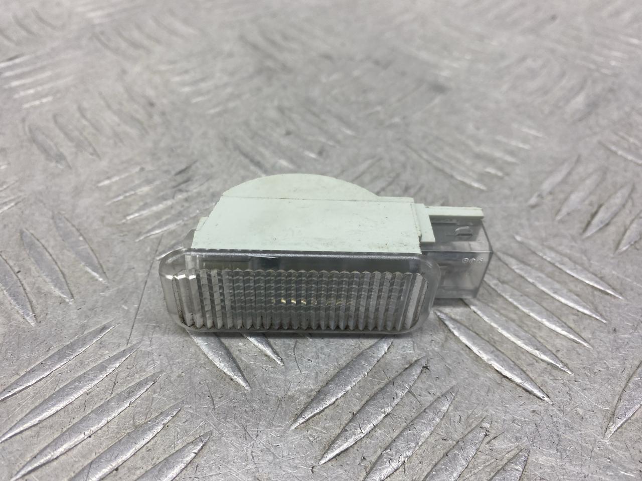 подсветка двери Volkswagen Passat B5 1999, 1.8 л., APT, бензин, 5МКПП, зеленый, универсал, передний привод, 094716B - фото №1