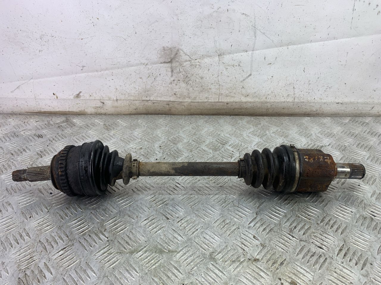 полуось передняя левая (приводной вал, ШРУС) MG ZS 1 поколение 2004, 2.5 л., 25 K4F, бензин, МКПП, седан, передний привод - фото №1