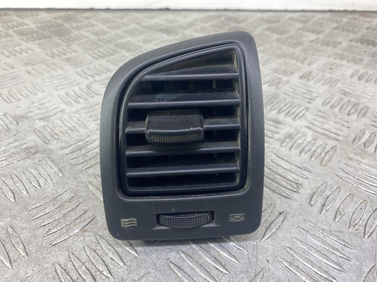 дефлектор обдува салона Kia Picanto 1 поколение 2006, 1.1 л., бензин, МКПП, черный, хетчбэк 5 дв., передний привод, 9746007000 - фото №1