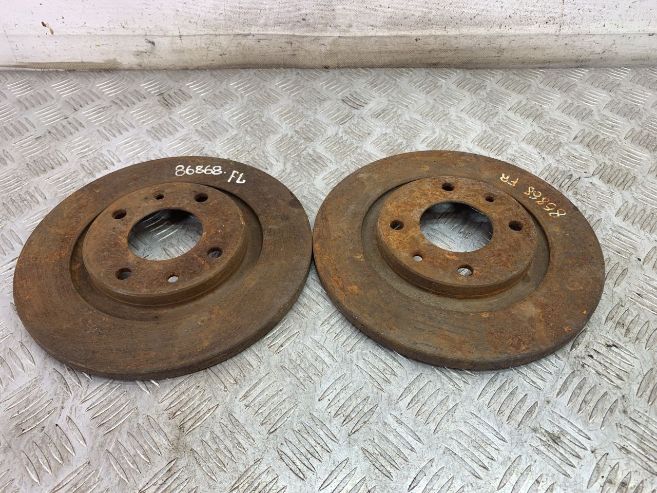 диск тормозной передний Citroen C2 1 поколение 2006, 1.4 л., 8HZ (DV4TD), дизель, робот, черный, хетчбэк 3 дв., передний привод - фото №1