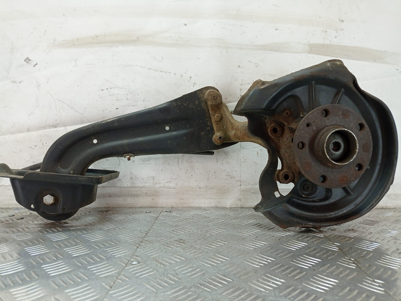 кулак задний правый Volkswagen Golf 6 поколение 2012, 2.0 л., CCZB, бензин, АКПП, белый, кабриолет, передний привод, 1K0505226H - фото №1