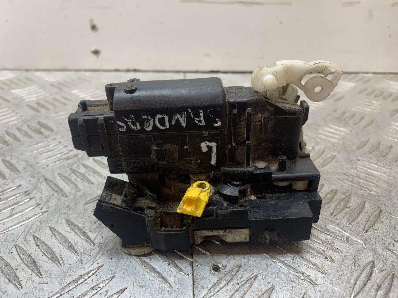 замок двери задней левой Renault Sandero 1 поколение (2009 - 2014) - фото №1