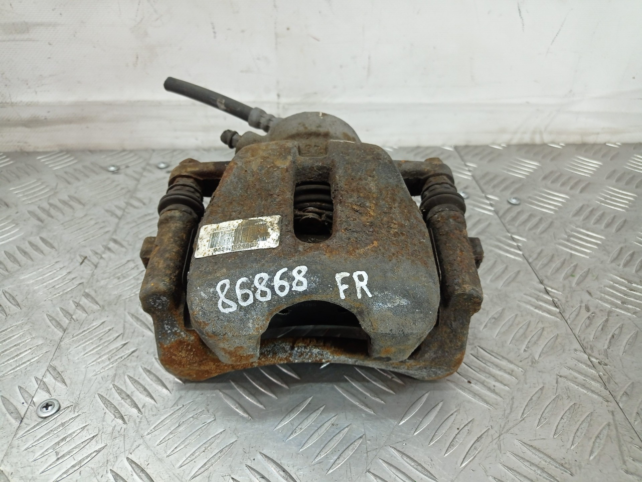 суппорт передний правый Citroen C2 1 поколение 2006, 1.4 л., 8HZ (DV4TD), дизель, робот, черный, хетчбэк 3 дв., передний привод, 9659952480 - фото №1