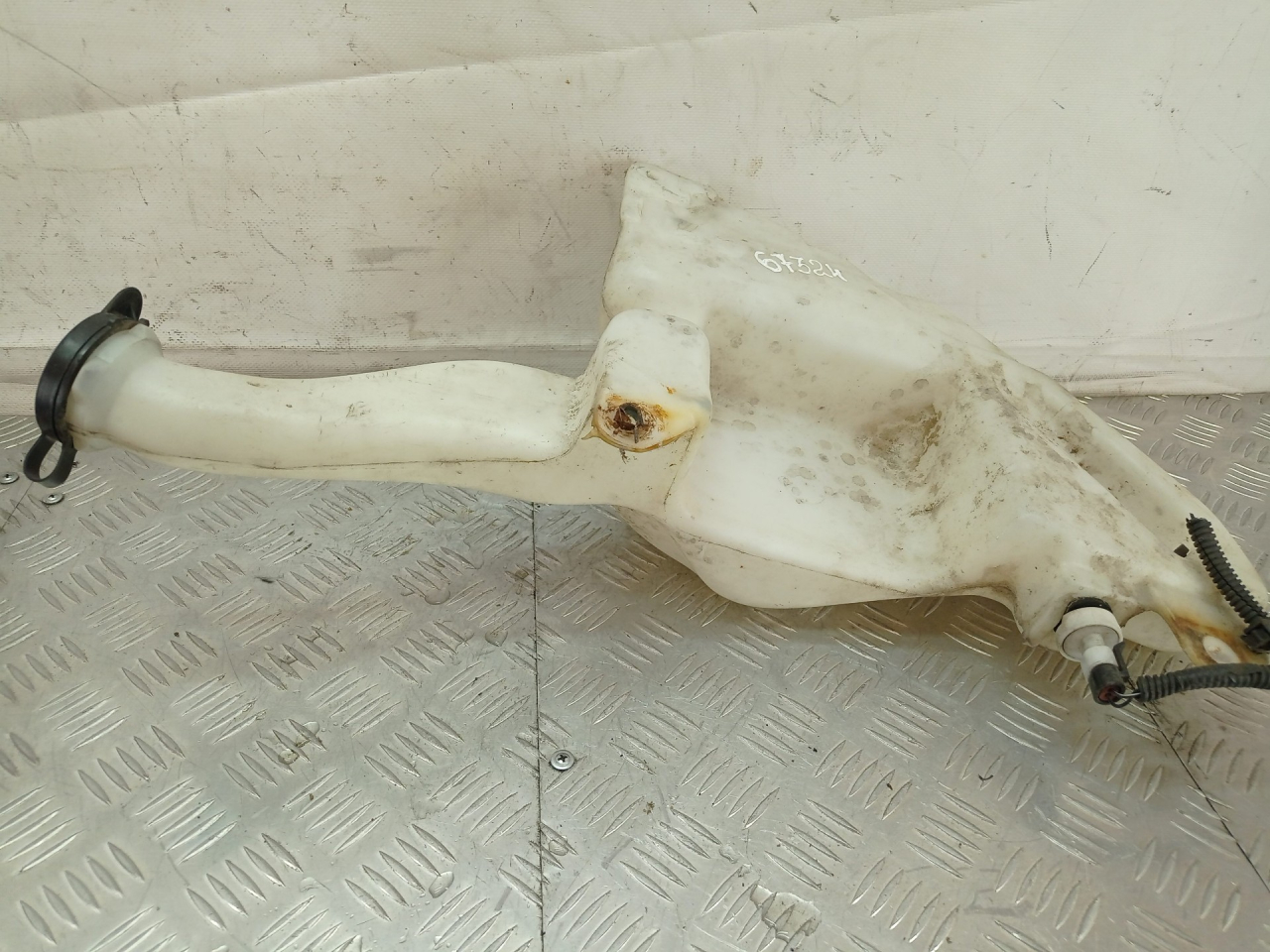 бачок омывателя Chevrolet Alero 1 поколение 2000, 2.4 л., бензин, АКПП, красный, седан, передний привод, 22622112, 24005316 - фото №1