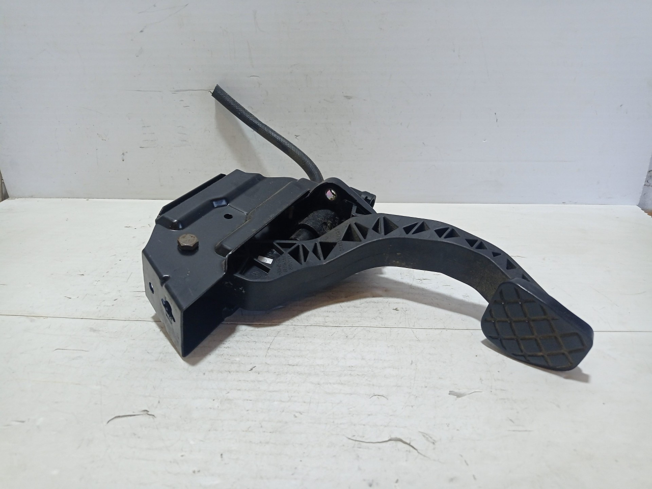 педаль сцепления Volkswagen Polo 4 поколение 2004, 1.2 л., AWY, бензин, МКПП, черный, хетчбэк 3 дв., передний привод, 6Q1721321C - фото №1