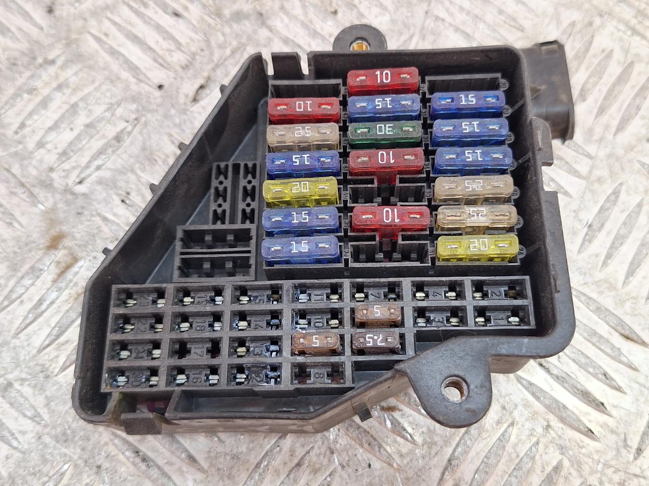 блок предохранителей Volkswagen Golf 4 поколение 2001, 1.6 л., бензин, универсал, 8D1941824 - фото №1