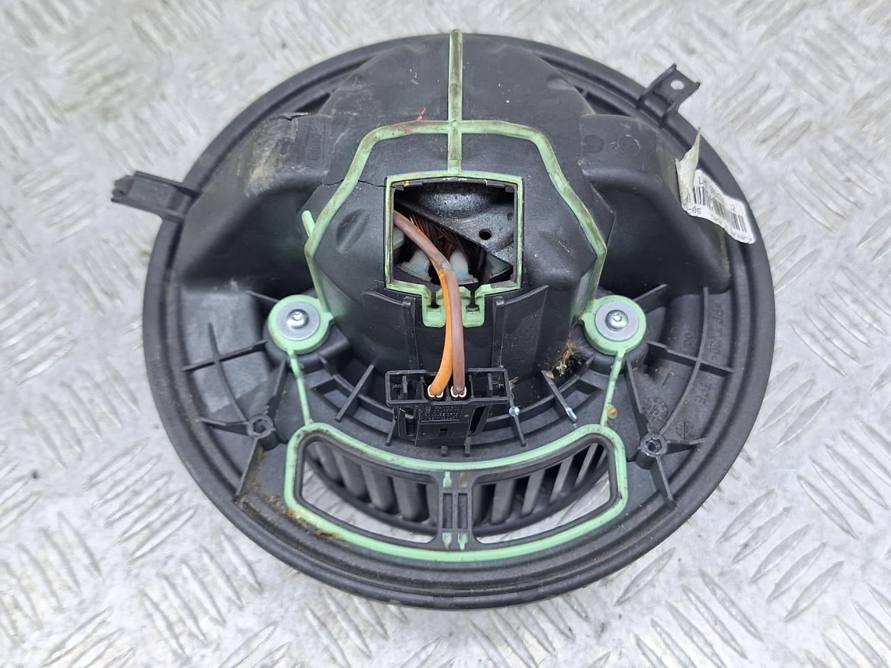 моторчик печки BMW 3 серия E90/E91/E92/E93 2005, 2.5 л., N52 B25 AF, бензин, МКПП, серый, седан, задний привод, 985465S - фото №1