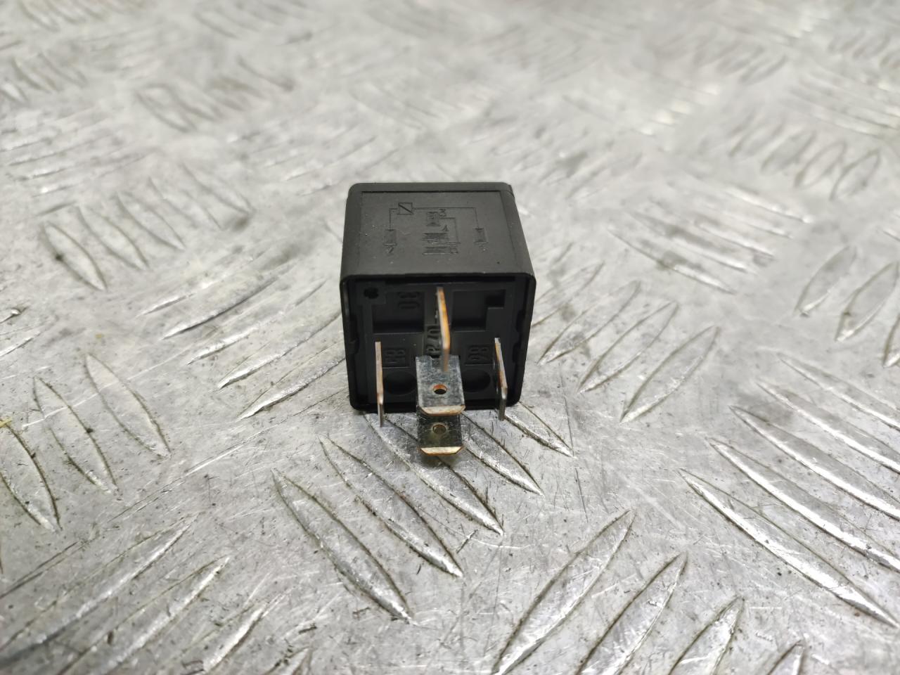 реле (прочие) Volvo V70 2 поколение 2001, 2.4 л., B 5244 T3, бензин, АКПП, серебро, универсал, полный привод, 9441100 - фото №1