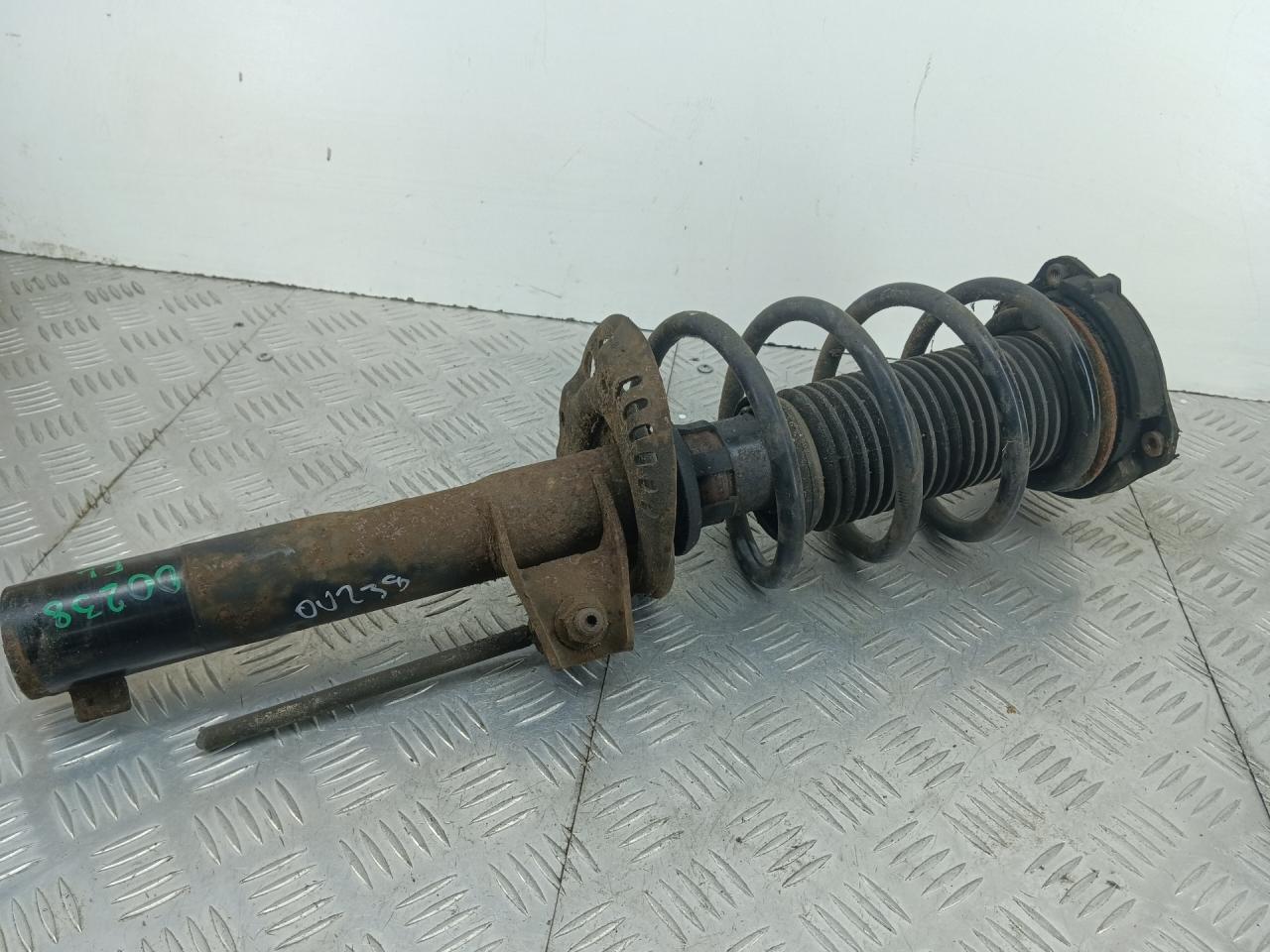 стойка передняя левая Volkswagen Golf 6 поколение 2008, 1.4 л., CGGA, бензин, 5МКПП, голубой, хетчбэк 5 дв., передний привод, 1K0413031BE, 1K0412103B, 1K0412331C - фото №1