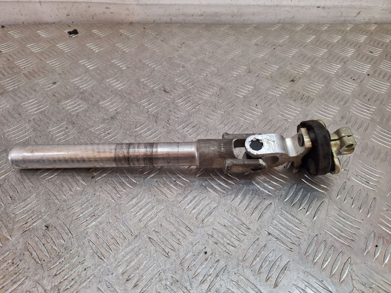 рулевой карданчик Saab 9-3 1 поколение 2001, 2.0 л., B205E, бензин, АКПП, черный, хетчбэк 5 дв., передний привод - фото №1