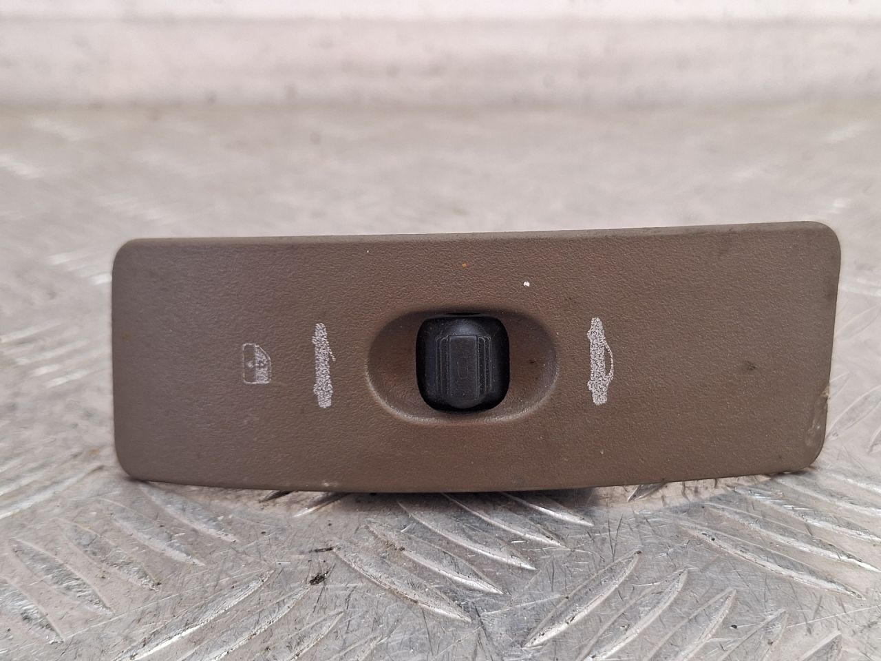 кнопка складывания крыши Chrysler Sebring 3 поколение 2009, 2.0 л., дизель, МКПП, черный, кабриолет, передний привод, 746-77156-2 - фото №1