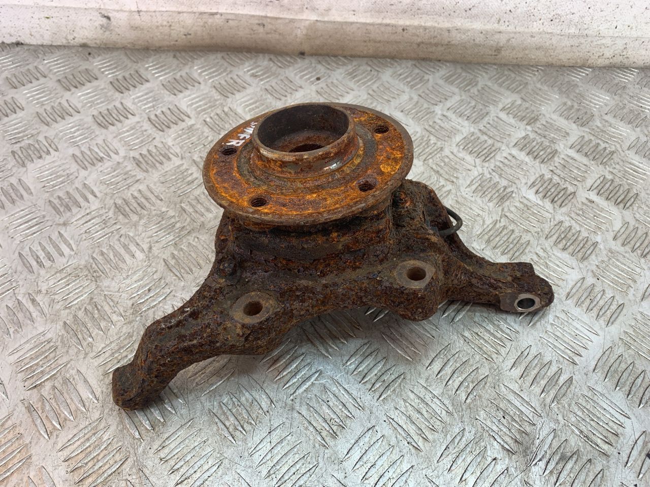 кулак поворотный правый Volvo C70 1 поколение 1999, 2.5 л., бензин, МКПП, серебро, купе, передний привод - фото №1