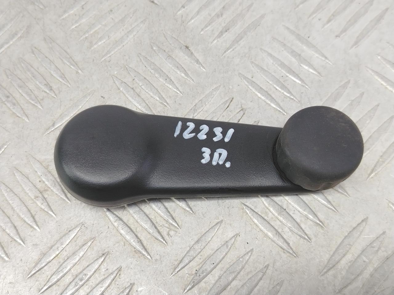 ручка стеклоподъемника задней Nissan Micra 4 поколение (K13) 2011, 1.2 л., HR12DE, бензин, МКПП, хетчбэк 5 дв., передний привод - фото №1