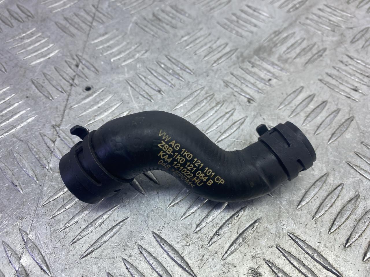 патрубок радиатора Skoda Yeti 1 поколение 2013, 2.0 л., CFHF, дизель, 6МКПП, серый, универсал, полный привод, 1K0121101CP, ZSB1K0121064B, KA4121022HU - фото №1